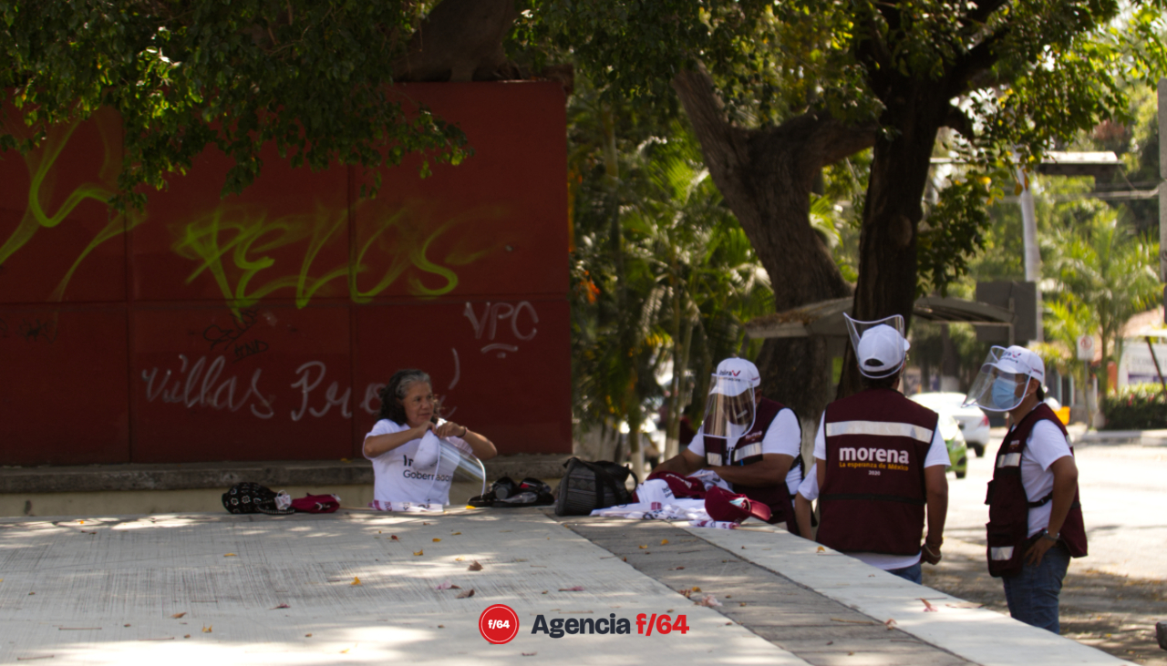 Simpatizantes preparándose antes del mitin.