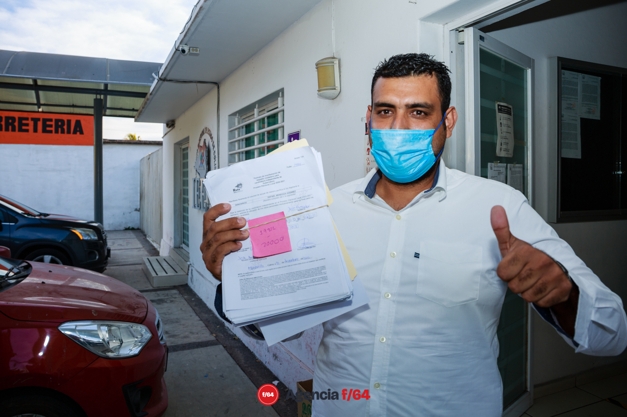 Entrega 20,000 firmas que avalan su candidatura independiente a la gobernatura del Estado de Colima.