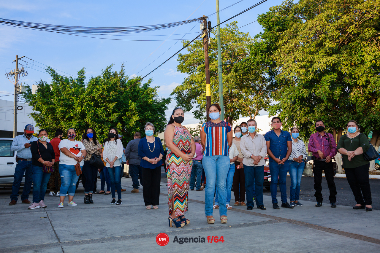 Llegaron algunas personas las instalaciones del IEE para apoyar a Rafael Mendoza.