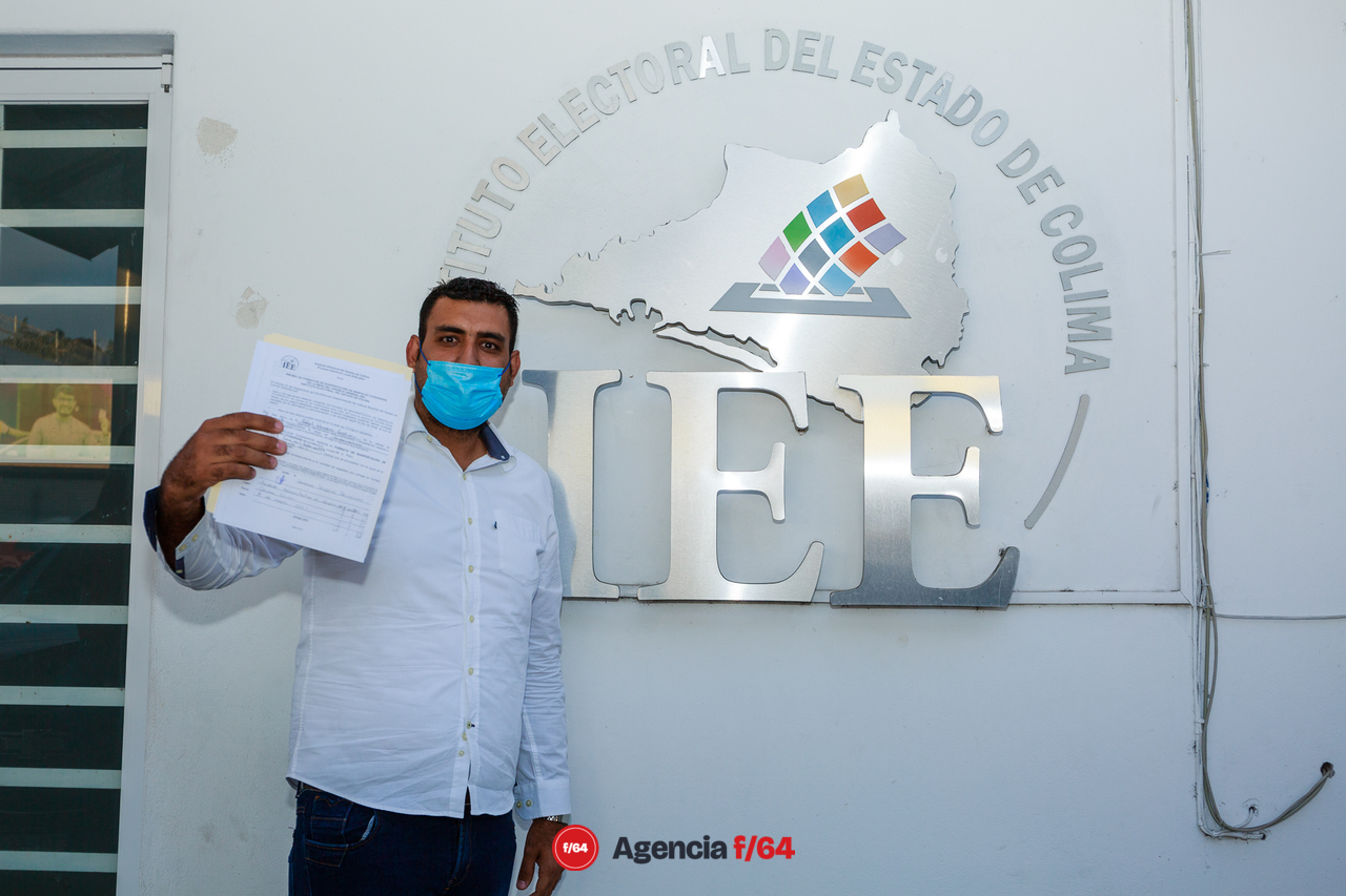 Entrega 20,000 firmas que avalan su candidatura independiente a la gobernatura del Estado de Colima.