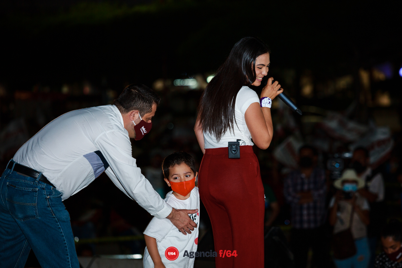 Indira Vizcaíno, candidata a gubernatura de Colima, y familia.
