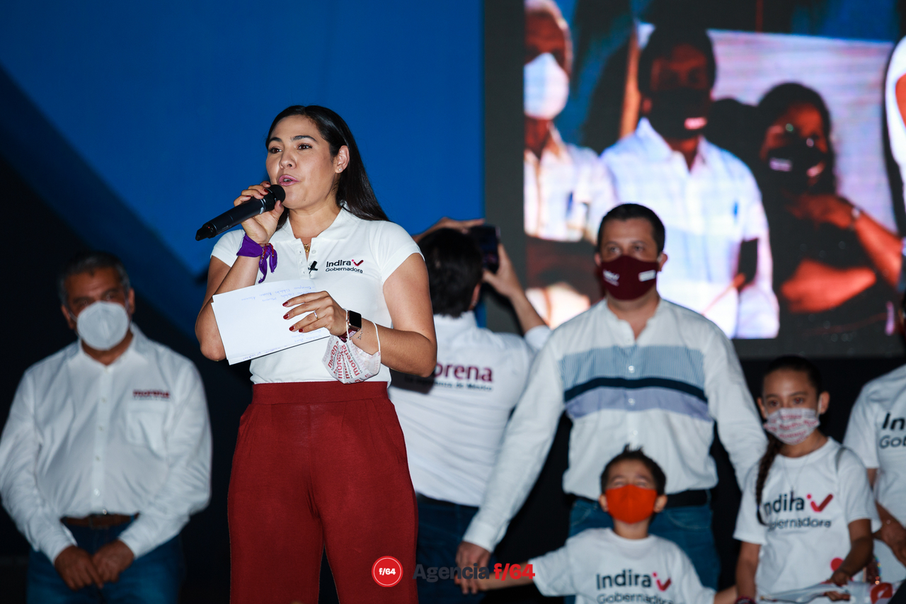 Indira Vizcaíno, candidata a gubernatura de Colima, y familia.