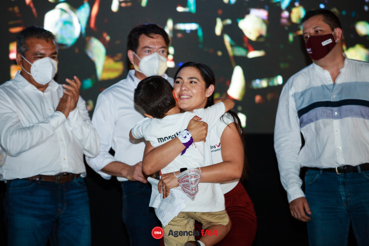 Indira Vizcaíno, candidata a gubernatura de Colima, y familia.