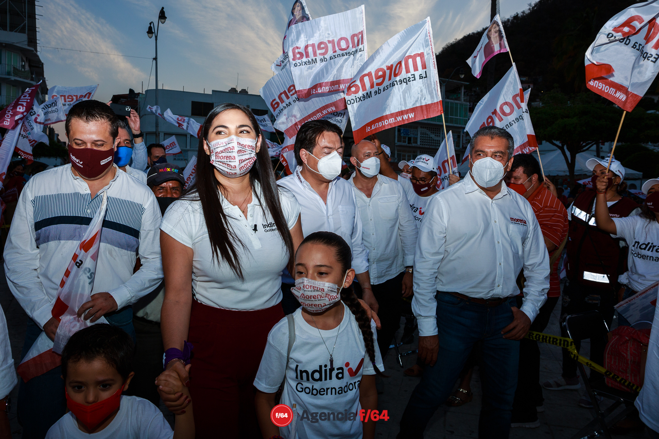 Indira Vizcaíno, candidata a gubernatura de Colima, y familia.