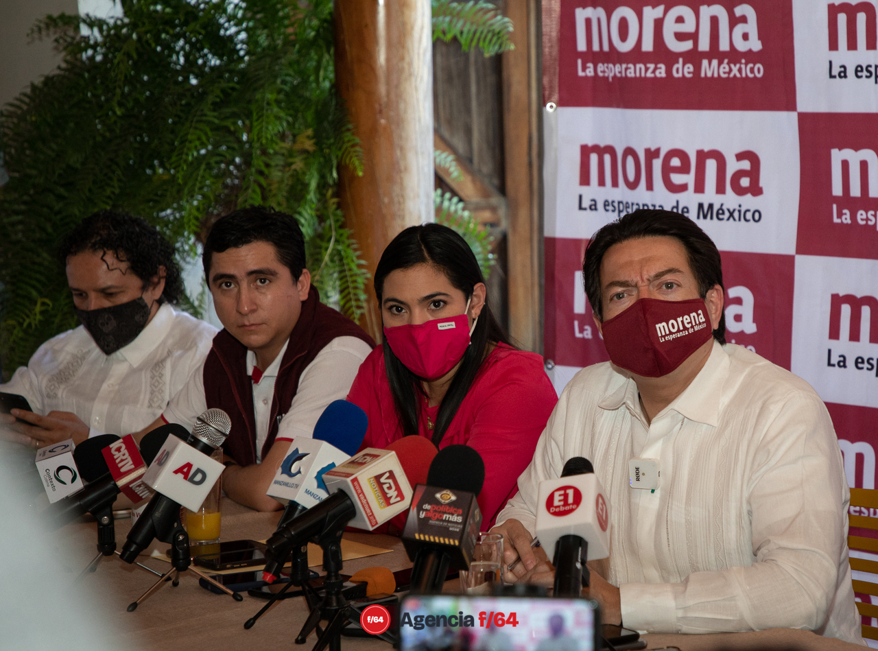 De izquierda a derecha: Hirepam Maya, Vladimir Parra, Indira Vizcaíno y Mario Delgado. 