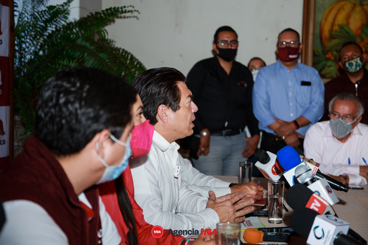 Mario Delgado respondiendo a la prensa los cuestionamientos sobre la candidatura de Indira Vizcaíno.