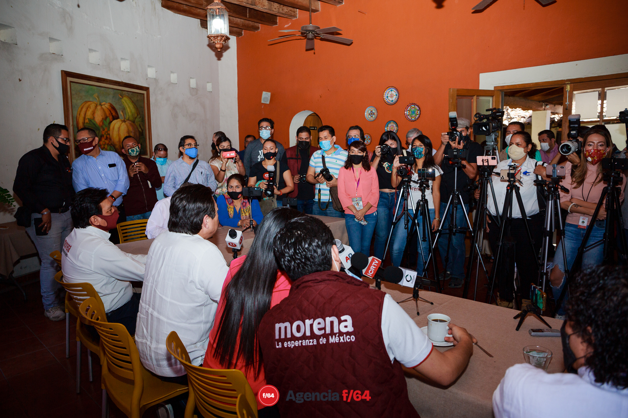 Prensa que atendió la conferencia de prensa de Morena.
