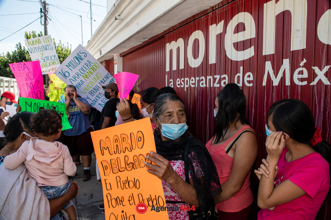 Con pancartas alusivas a casos de corrupción y casos de favoritismo,  simpatizantes de MORENA se manifestaron frente a las instalaciones del Comité Estatal en la Ciudad de Colima. 