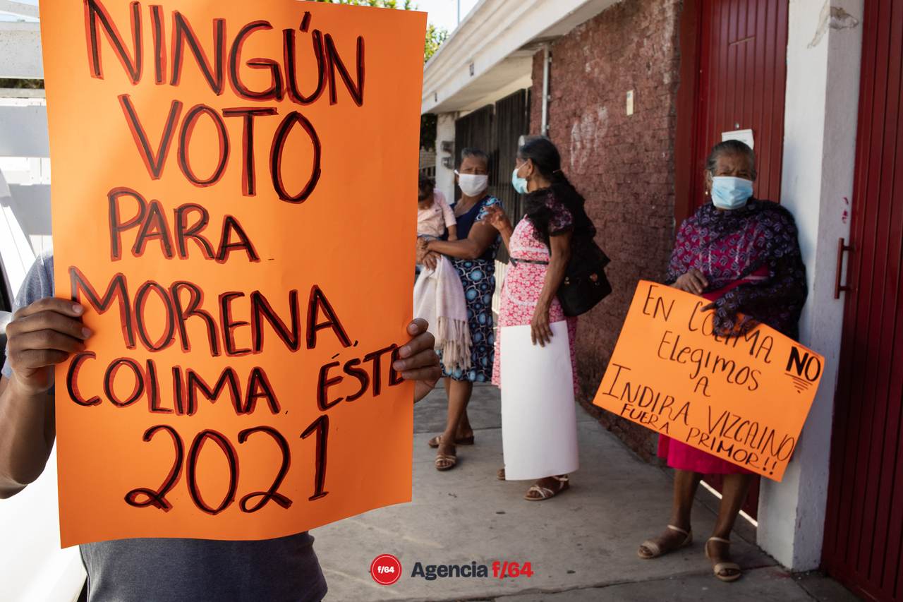 Con pancartas alusivas a casos de corrupción y casos de favoritismo,  simpatizantes de MORENA se manifestaron frente a las instalaciones del Comité Estatal en la Ciudad de Colima. 