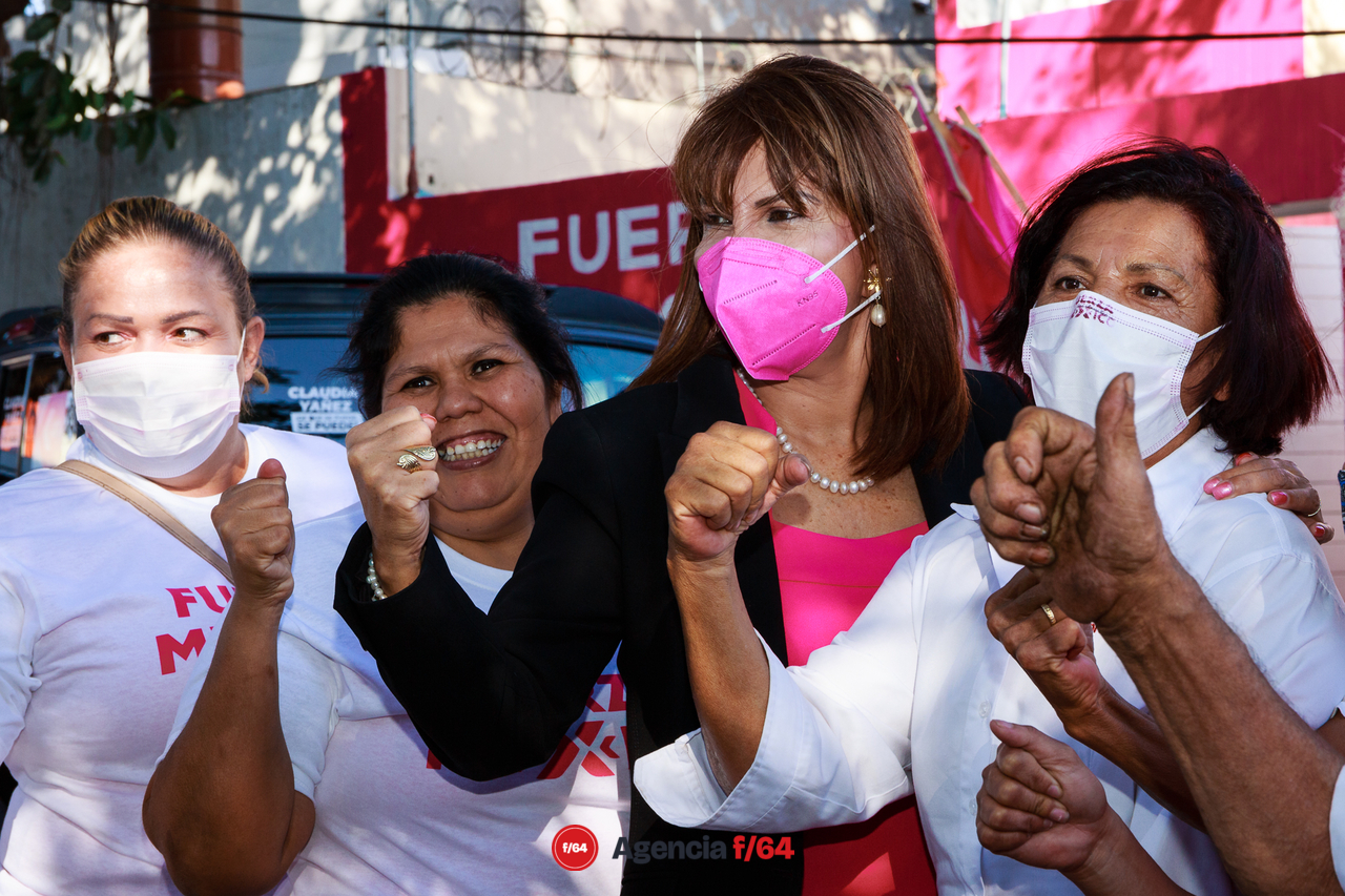 Claudia Yáñez Centeno, candidata a la gubernatura del Estado de Colima por Fuerza por México, y mujeres simpatizantes en el día Internacional de la Mujer.