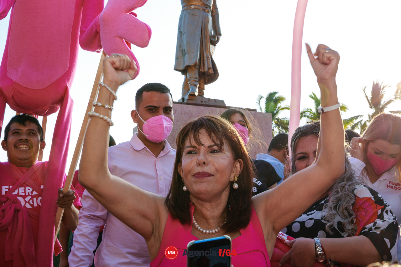 Claudia Yáñez Centeno, candidata a la gubernatura del Estado de Colima por Fuerza por México, al finalizar su discurso.