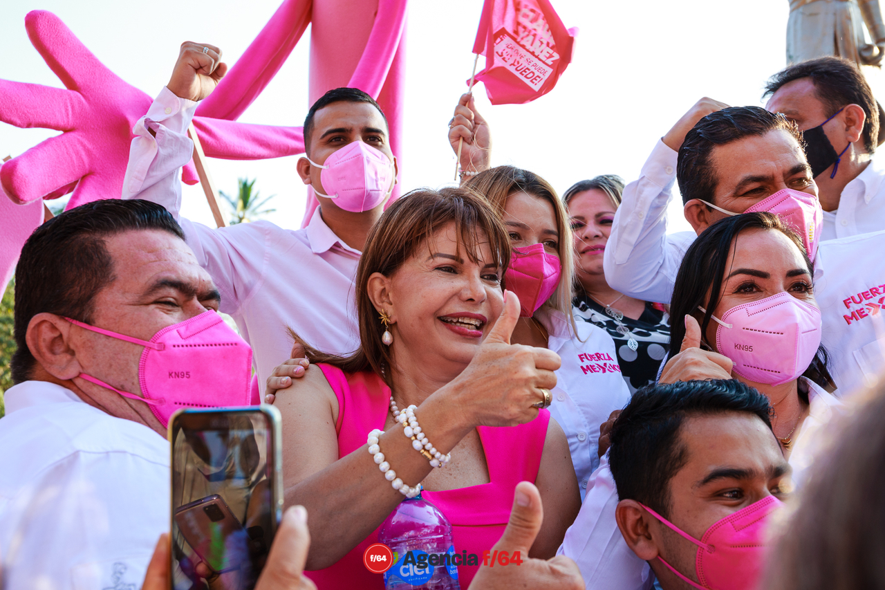 Claudia Yáñez Centeno, candidata a la gubernatura del Estado de Colima por Fuerza por México, al finalizar su discurso.