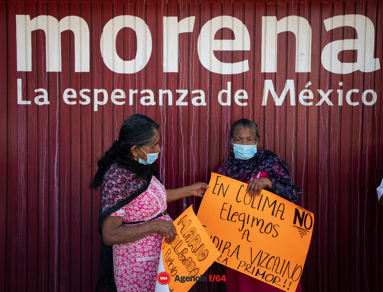 Con pancartas alusivas a casos de corrupción y casos de favoritismo,  simpatizantes de MORENA se manifestaron frente a las instalaciones del Comité Estatal en la Ciudad de Colima. 