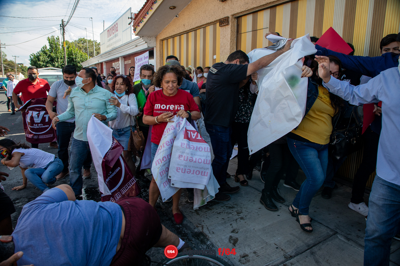 Confrontación entre simpatizantes de MORENA en las afueras del Comité Estatal.