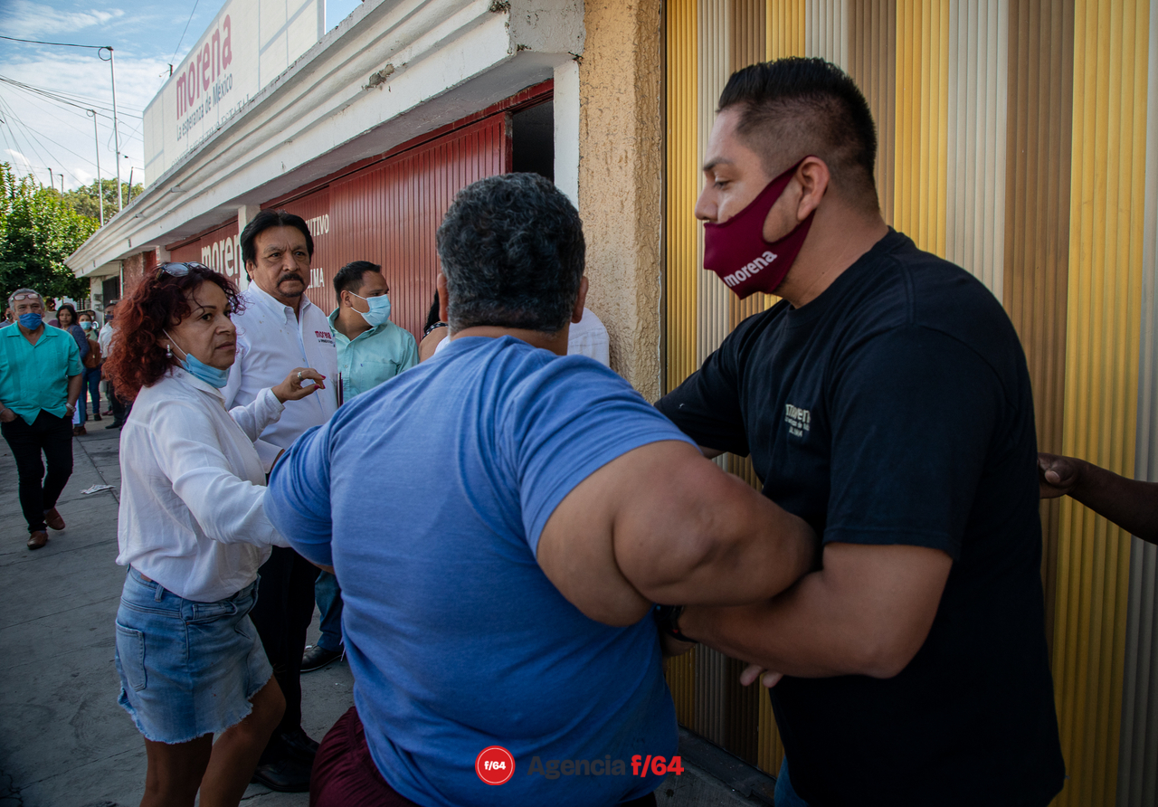 Confrontación entre simpatizantes de MORENA en las afueras del Comité Estatal