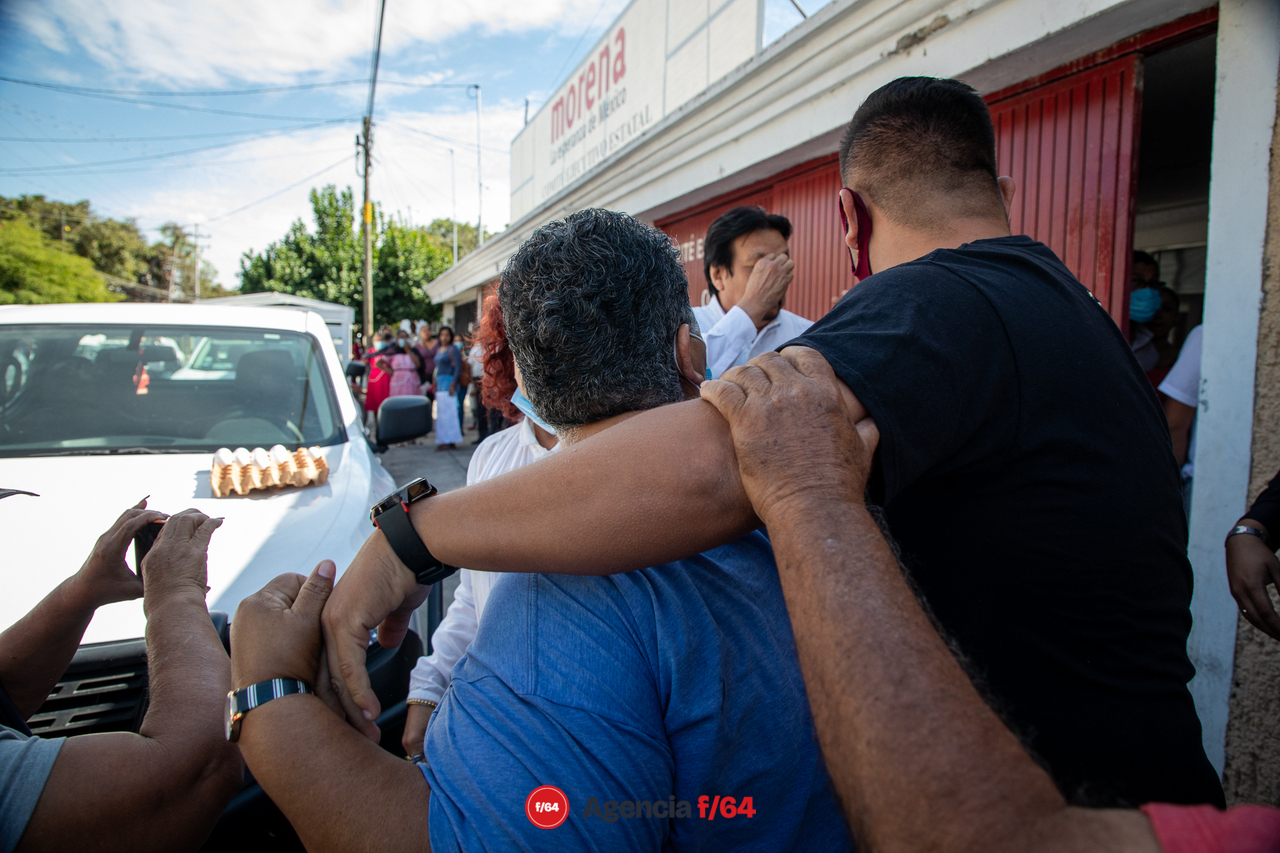 Confrontación entre simpatizantes de MORENA en las afueras del Comité Estatal