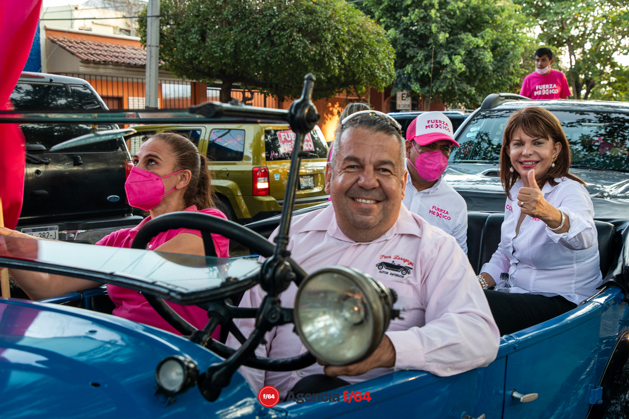 Preparándose para comenzar la caravana con simpatizantes.