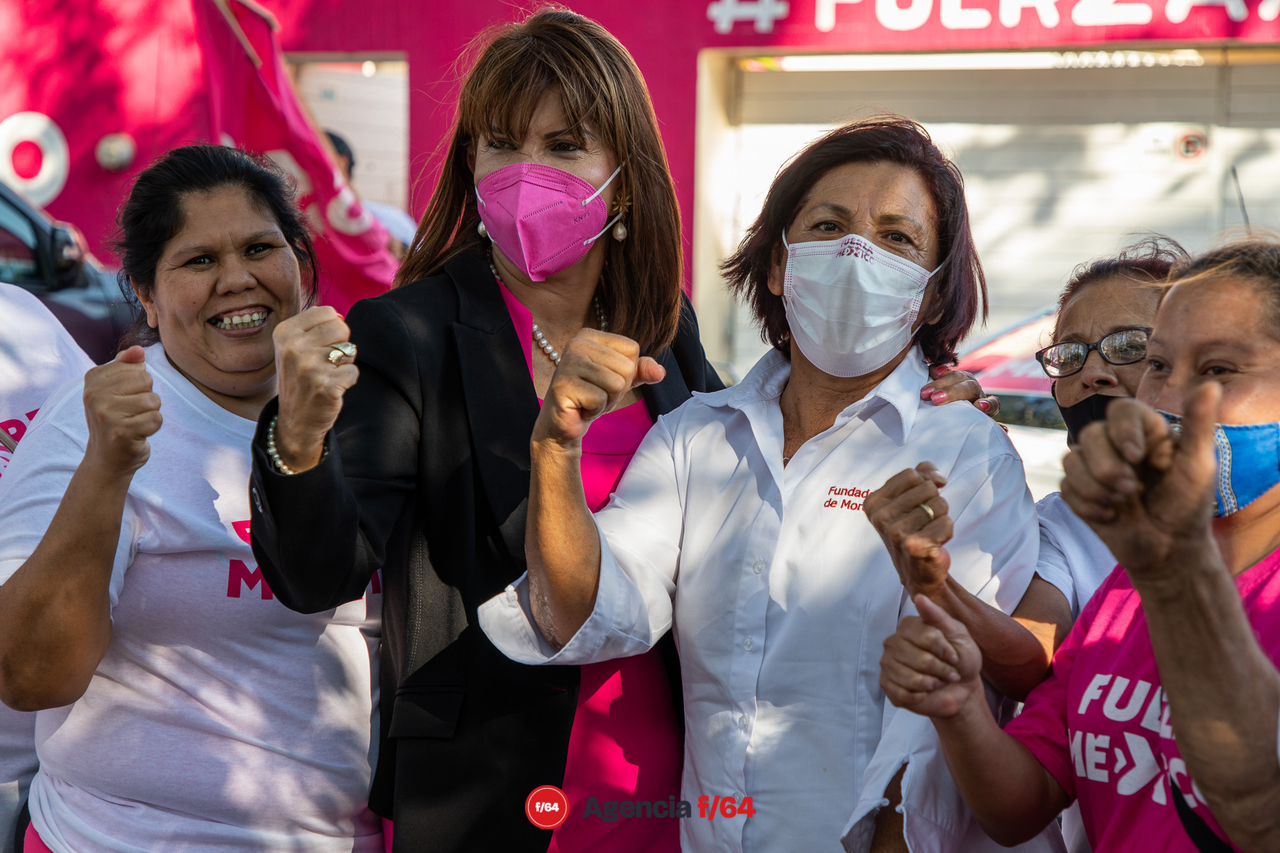 Algunos de los simpatizantes que mostraron su apoyo la candidata del Partido Fuerza México portaban camisas con la insignia "Fundadores de MORENA".