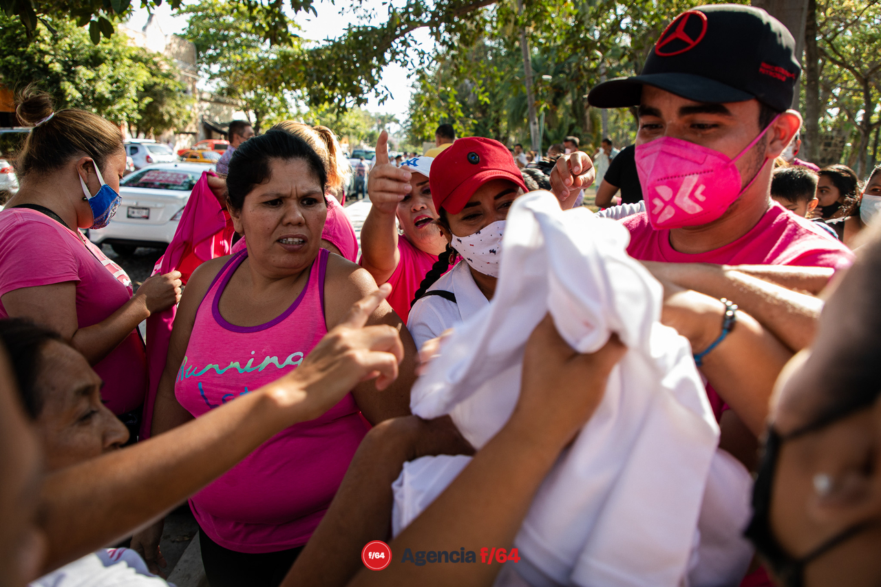 Simpatizantes de Fuerza por México luchando por obtener al menos una playera con nombre del partido, FUERZA MEXICO. 