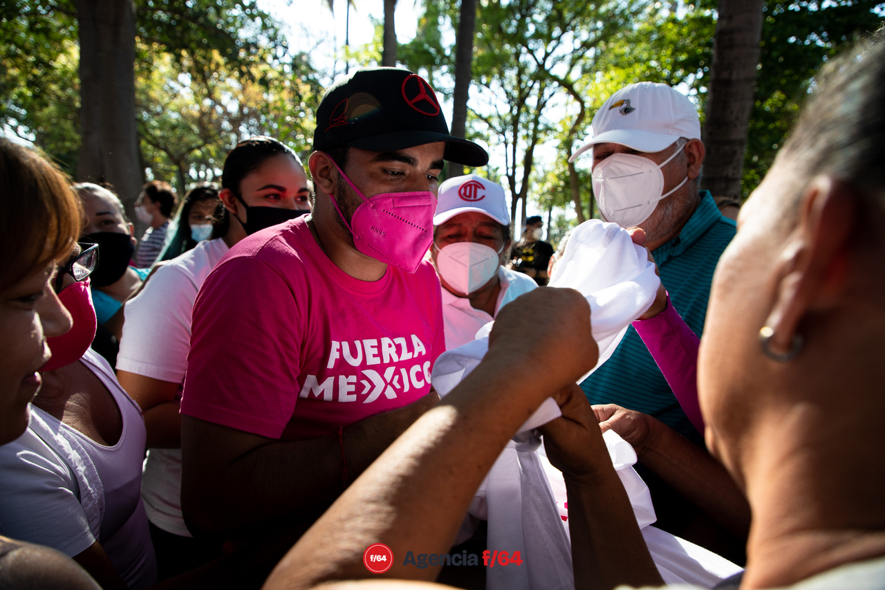 Simpatizantes de Fuerza por México luchando por obtener al menos una playera con nombre del partido, FUERZA MEXICO. 