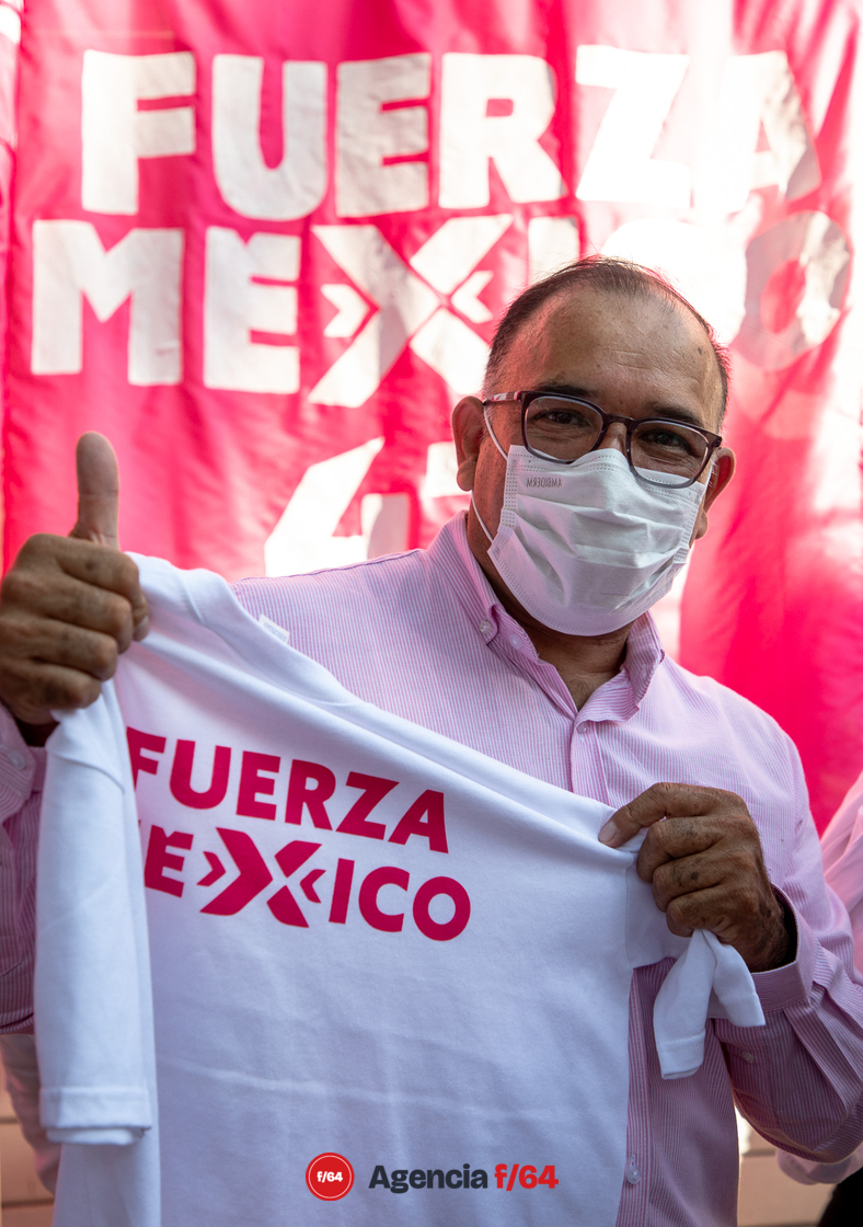 Con la playera del partido bien puesta. 