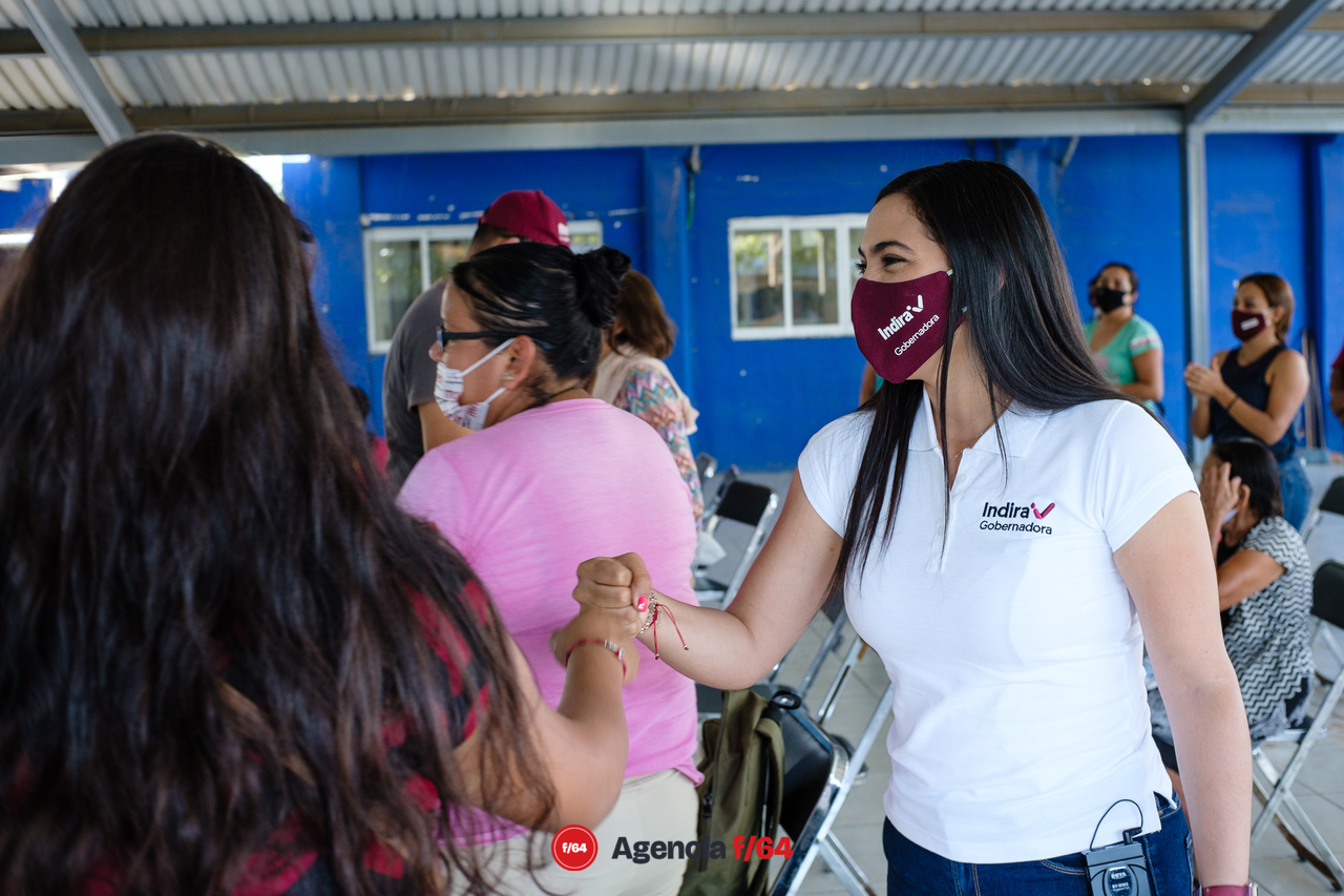 Indira Vizcaíno, candidata a la gubernatura de Colima por MORENA, de vista en Jalipa, Manzanillo.