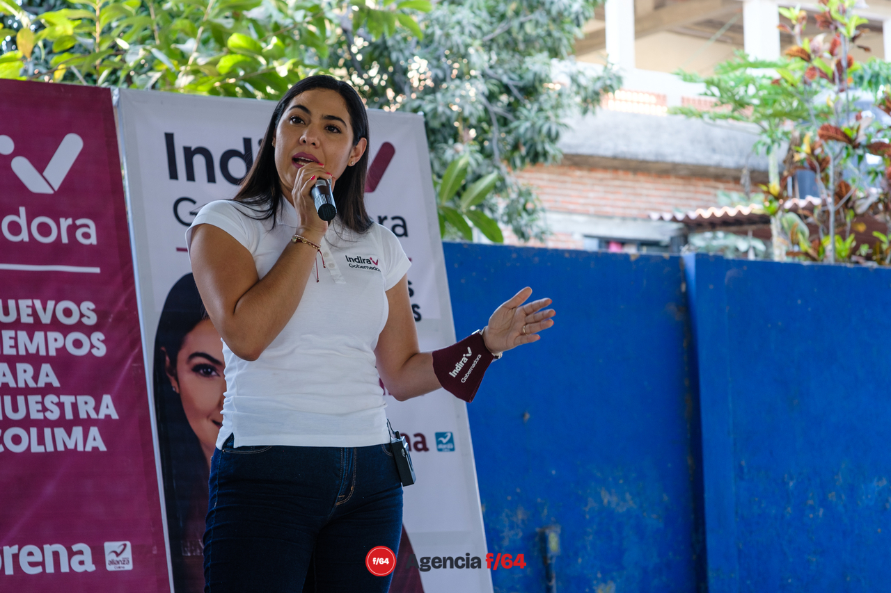 Indira Vizcaíno, candidata a la gubernatura de Colima por MORENA, de vista en Jalipa, Manzanillo.