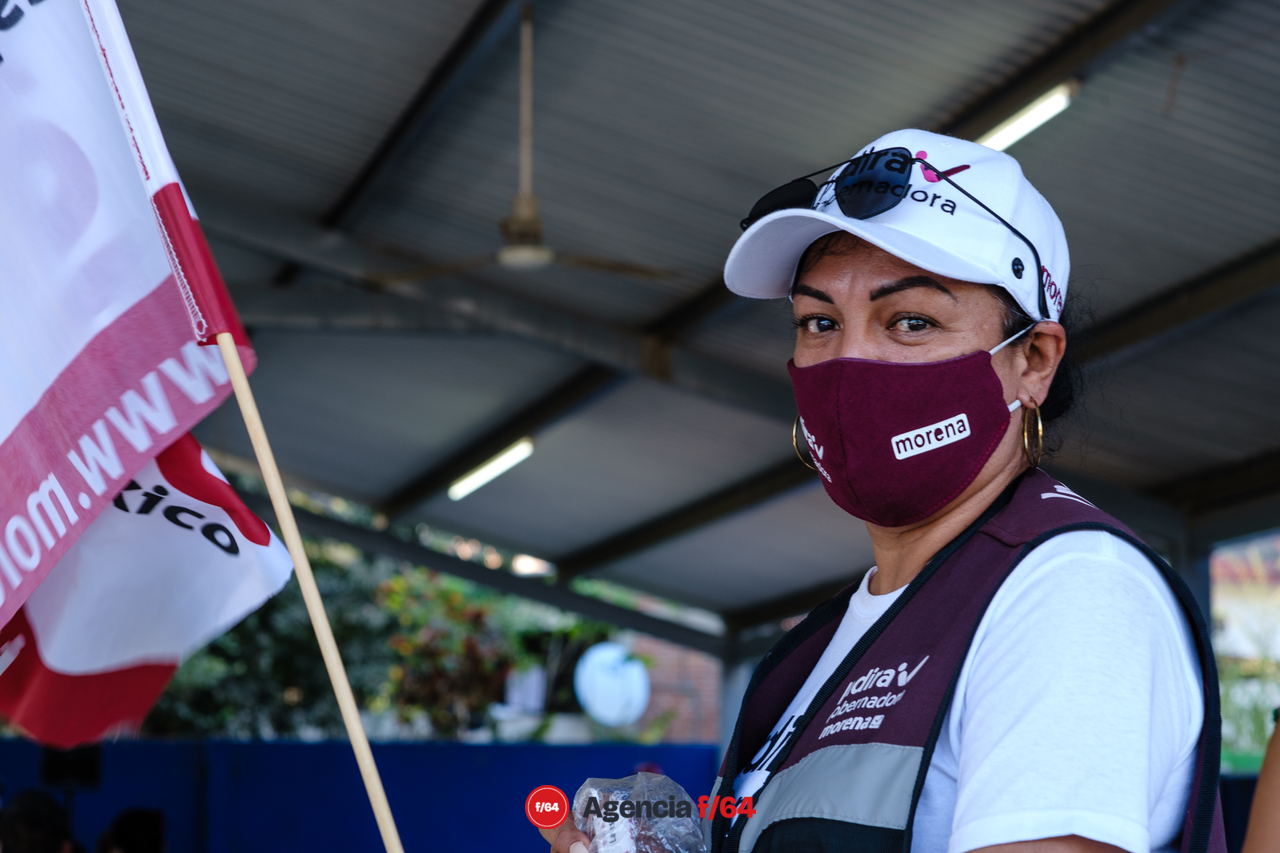 Indira Vizcaíno, candidata a la gubernatura de Colima por MORENA, de vista en Jalipa, Manzanillo.