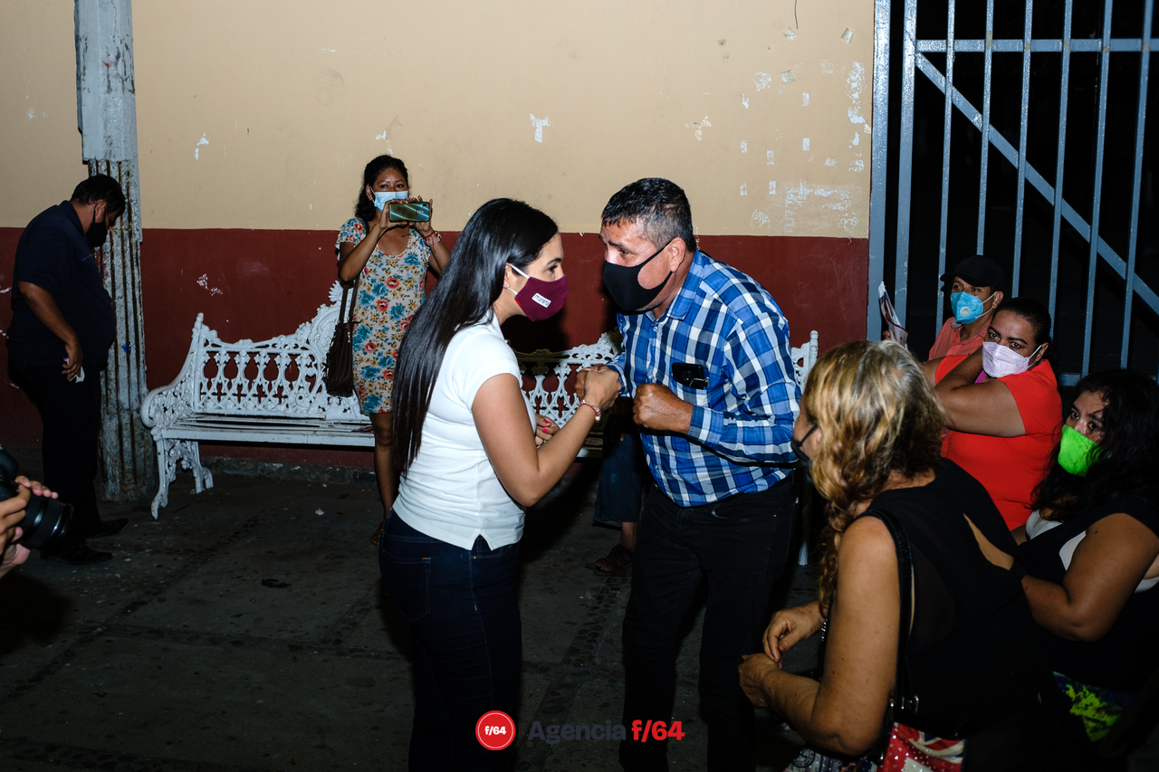 Indira Vizcaíno, candidata a la gubernatura de Colima por MORENA, de vista en Salagua, Manzanillo.