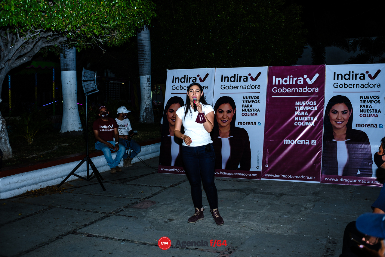Indira Vizcaíno, candidata a la gubernatura de Colima por MORENA, de vista en Salagua, Manzanillo.