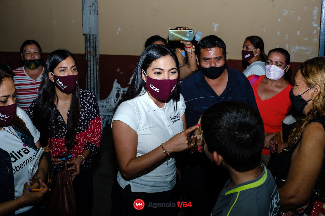 Indira Vizcaíno, candidata a la gubernatura de Colima por MORENA, de vista en Salagua, Manzanillo.