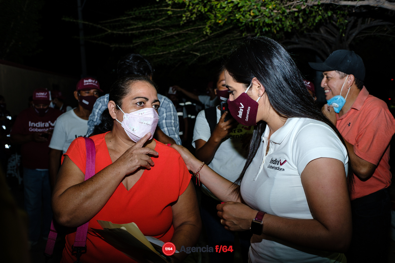 Indira Vizcaíno, candidata a la gubernatura de Colima por MORENA, de vista en Salagua, Manzanillo.