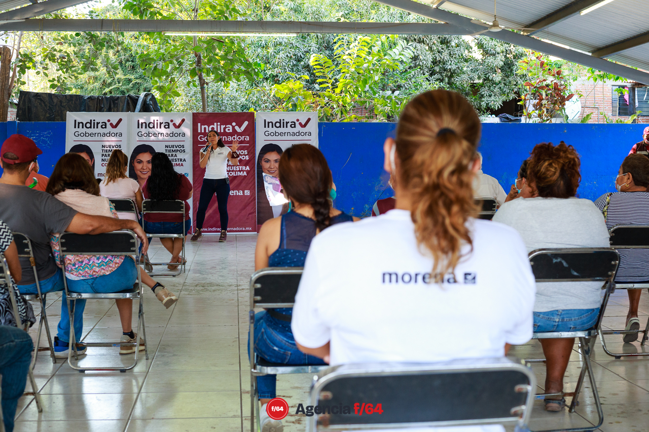 Indira Vizcaíno, candidata a la gubernatura de Colima por MORENA, de vista en Jalipa, Manzanillo.