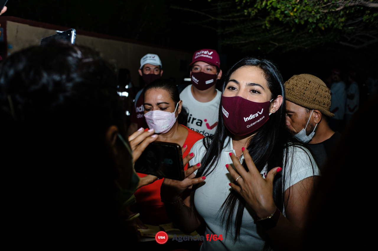 Indira Vizcaíno, candidata a la gubernatura de Colima por MORENA, de vista en Salagua, Manzanillo.