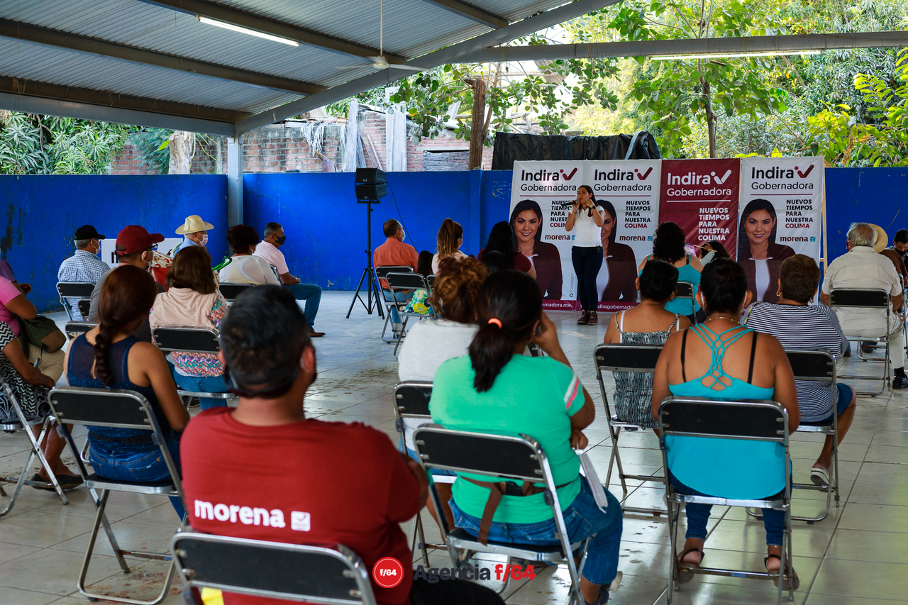 Indira Vizcaíno, candidata a la gubernatura de Colima por MORENA, de vista en Jalipa, Manzanillo.