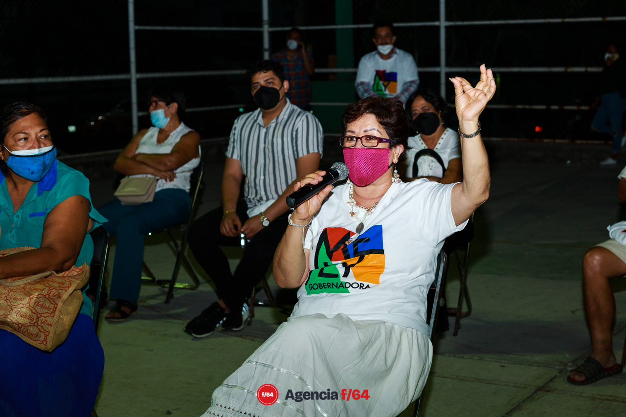 Vecinos hablando de la problemática que vive el sector turístico en Manzanillo.