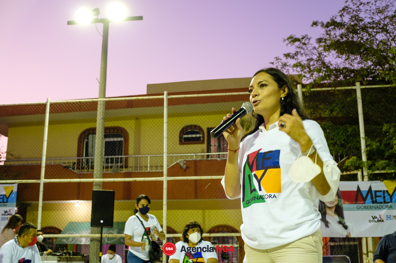 Mely Romero dirigiendo su mensaje a los vecinos del Valle de las Garzas.