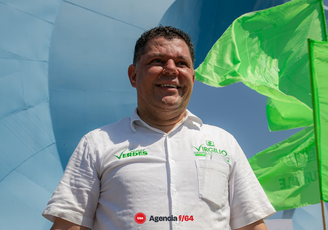 Virgilio Mendoza frente a sus simpatizantes en el Puerto de Manzanillo. 