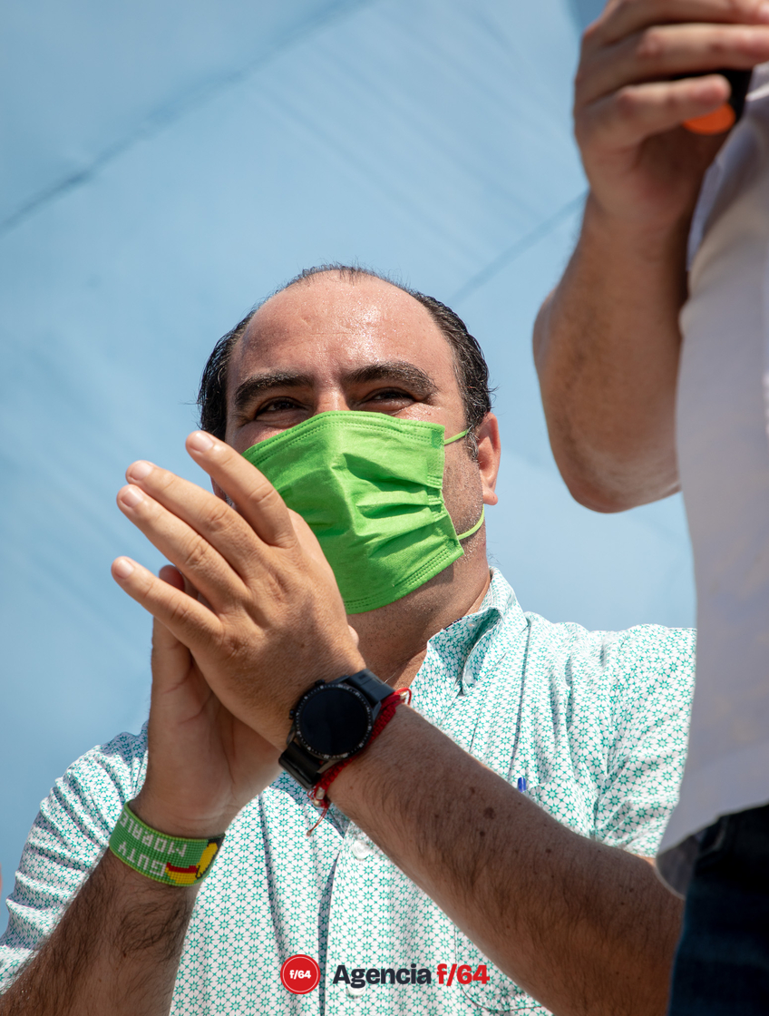 Agustin Morales mostrando su apoyo a Virgilio Mendoza.
