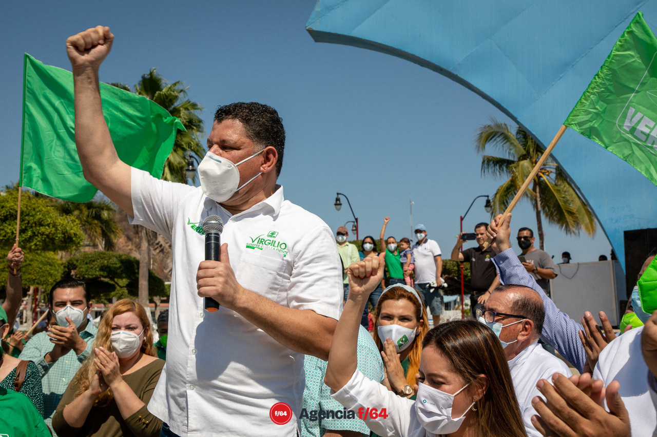 Virgilio Mendoza frente a sus simpatizantes en el Puerto de Manzanillo.