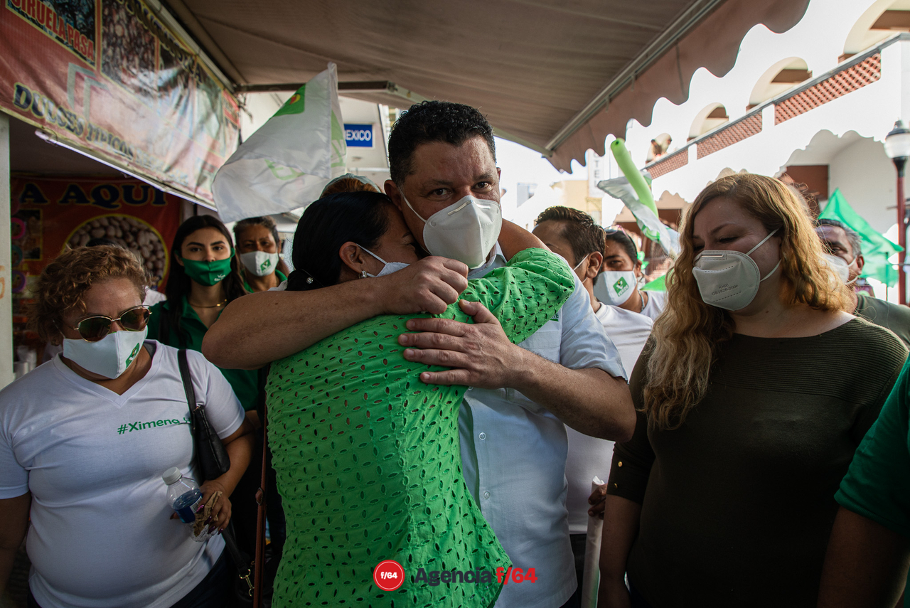 Virgilio Mendoza arropado por sus simpatizantes en el Puerto de Manzanillo.