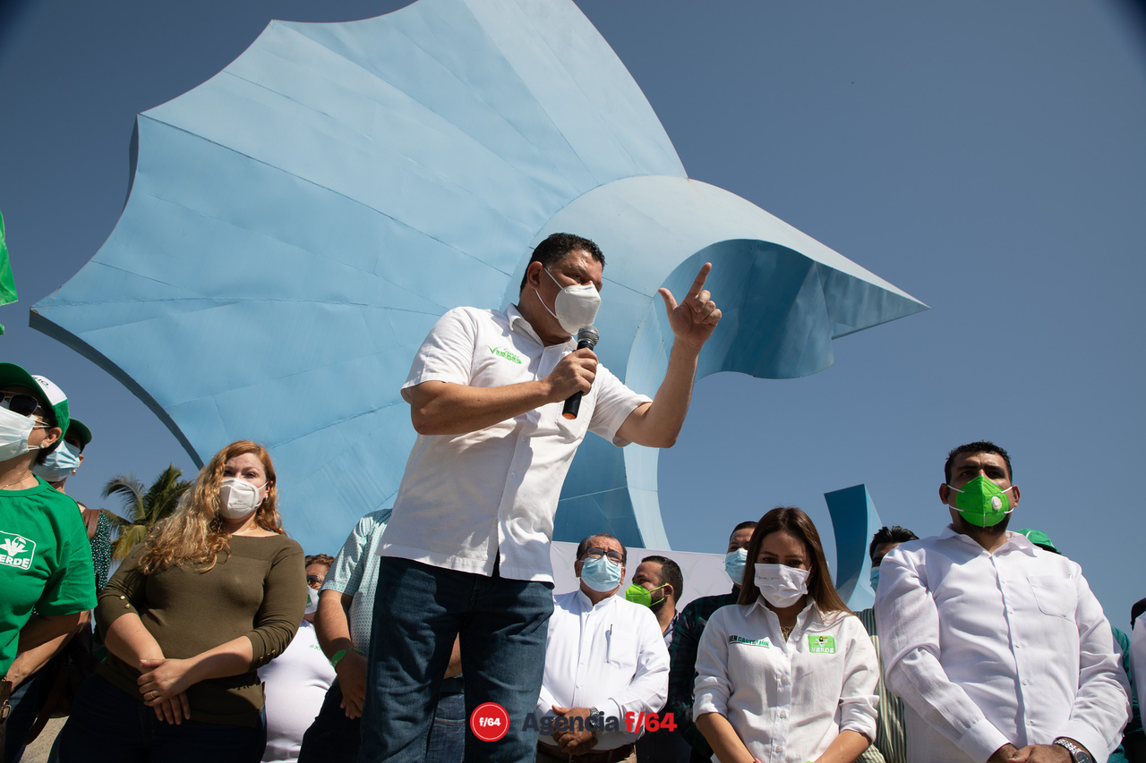 Virgilio Mendoza frente a sus simpatizantes en el Puerto de Manzanillo.
