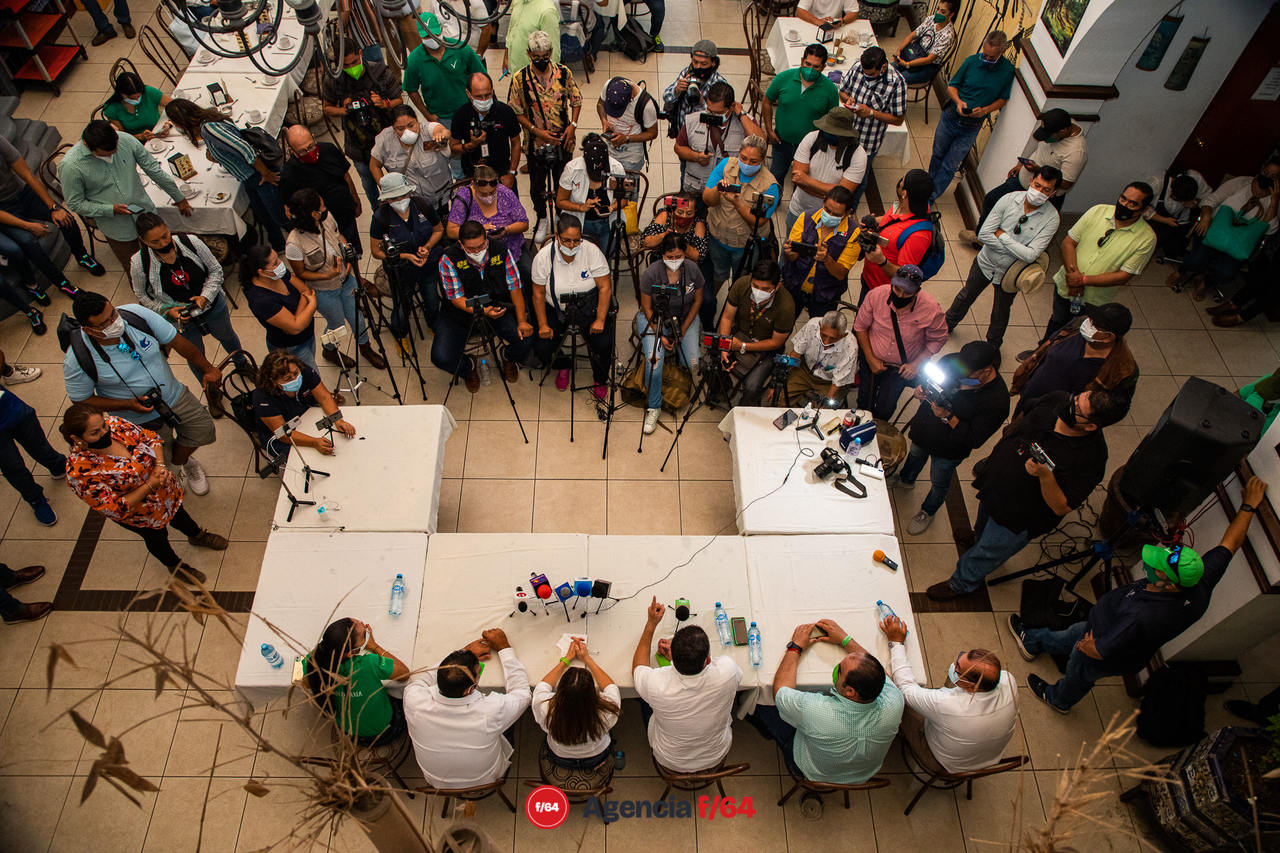 Rueda de prensa en el Hotel Colonial de Manzanillo. 