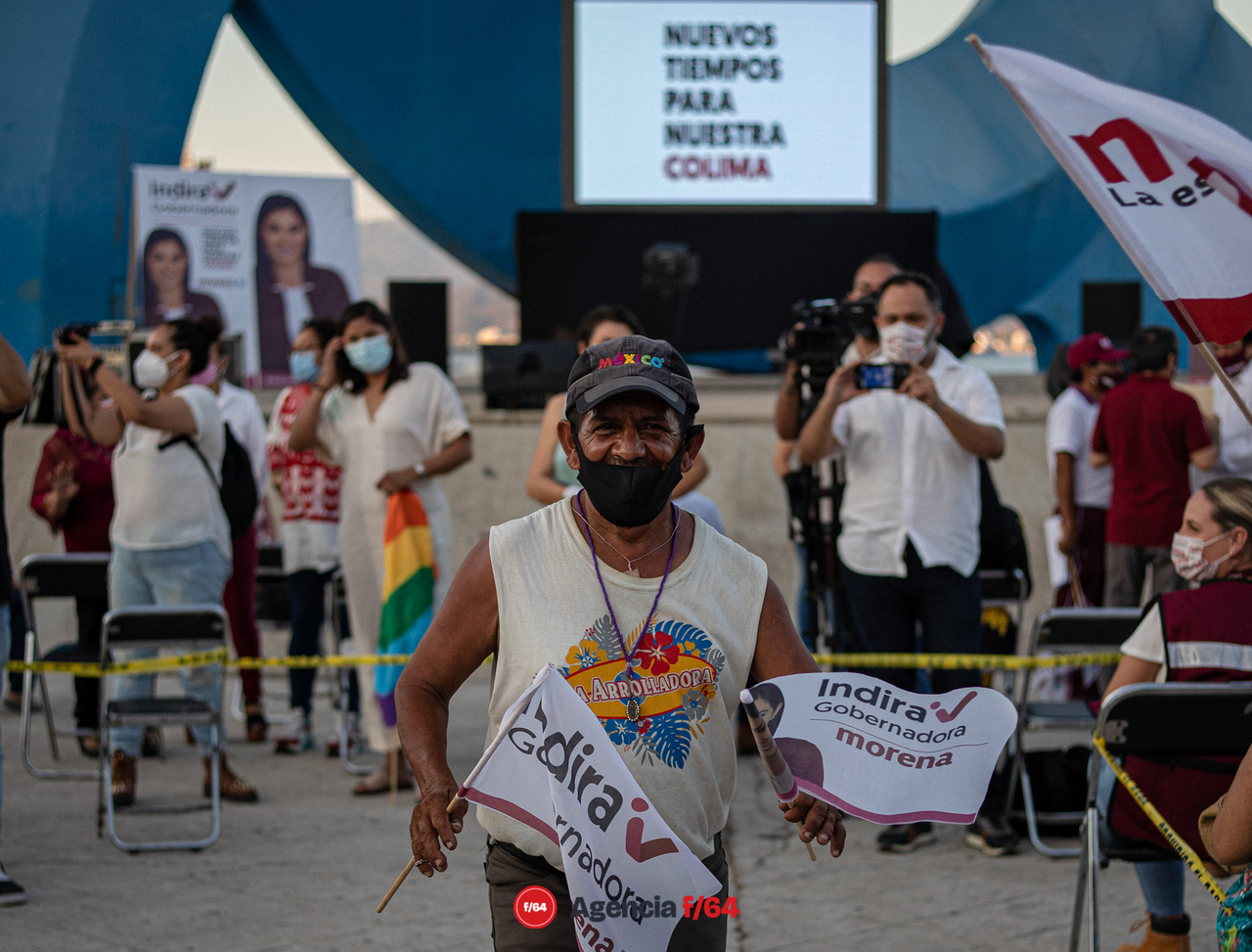 Simpatizantes del Movimiento de Regeneración Nacional se hicieron presentes en la explanada del Monumento del "Pez Vela" en el centro del Puerto de Manzanillo para expresar su apoyo a la candidata Indira Vizcaíno Silva. 
