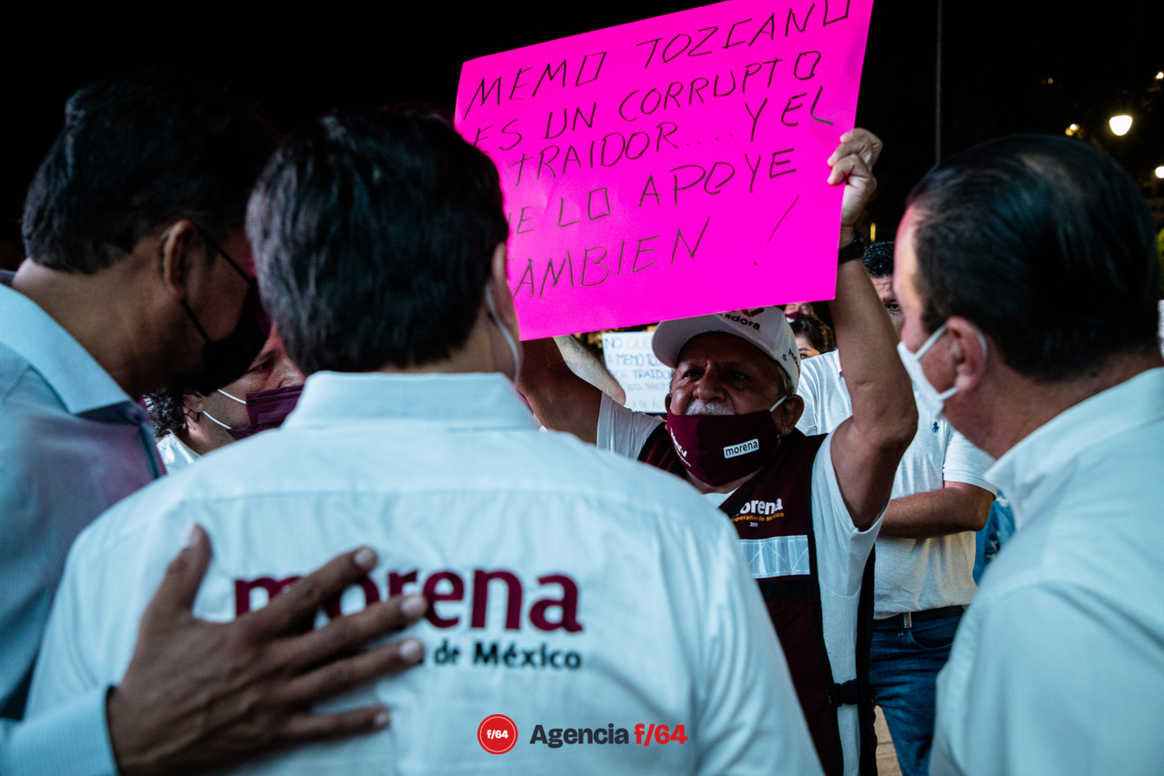 Algunos militantes del Partido MORENA expresaron, al termino del evento, su rechazo al Diputado Local Memo Toscano. Con pancartas en mano gritaban y reclamaban a Dirigente Nacional Mario Delgado la presencia de Toscano en el Partido MORENA. 