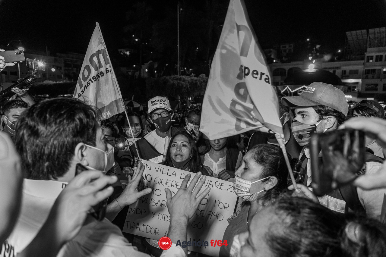 Algunos militantes del Partido MORENA expresaron, al termino del evento, su rechazo al Diputado Local Memo Toscano. Con pancartas en mano gritaban y reclamaban a Dirigente Nacional Mario Delgado la presencia de Toscano en el Partido MORENA. 