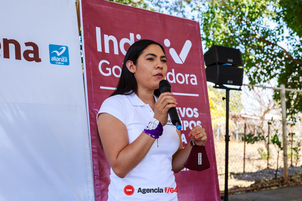 Indira Vizcaíno Silva, candidata a la gubernatura del Estado de Colima, hablando con los vecinos de Tinajas.