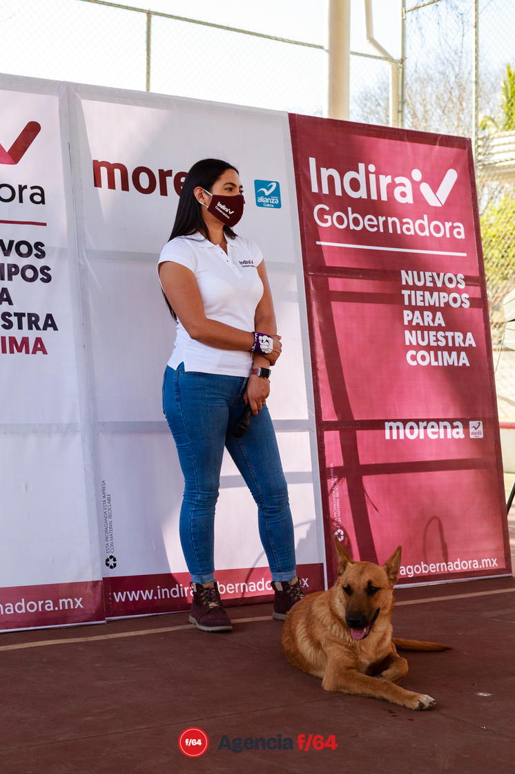 Indira Vizcaíno Silva, candidata a la gubernatura del Estado de Colima, escuchando a los vecinos de Trapichillos.