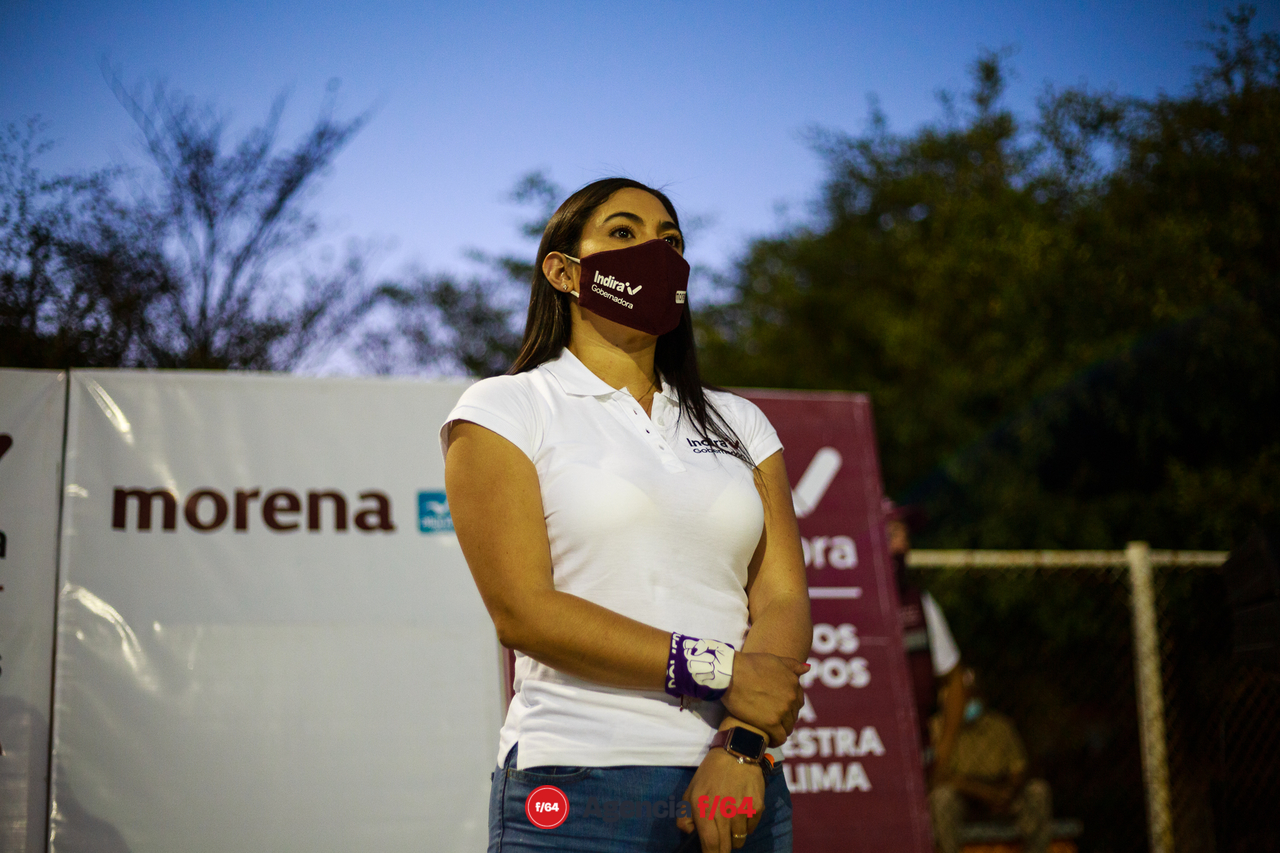 Indira Vizcaíno Silva, candidata a la gubernatura del Estado de Colima, escuchando a los vecinos de Astillero de Abajo.