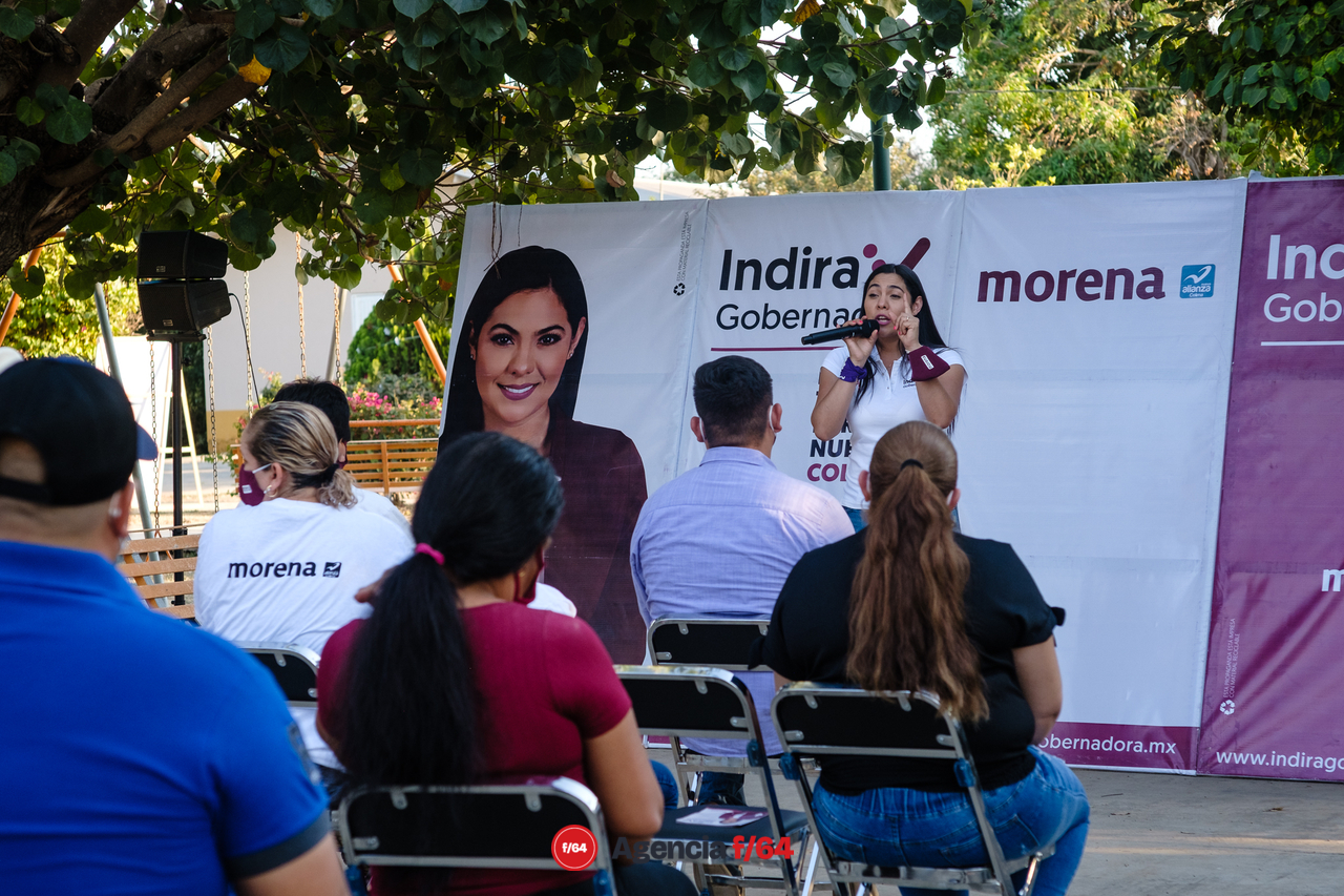 Indira Vizcaíno Silva, candidata a la gubernatura del Estado de Colima, hablando con los vecinos de El Bordo.